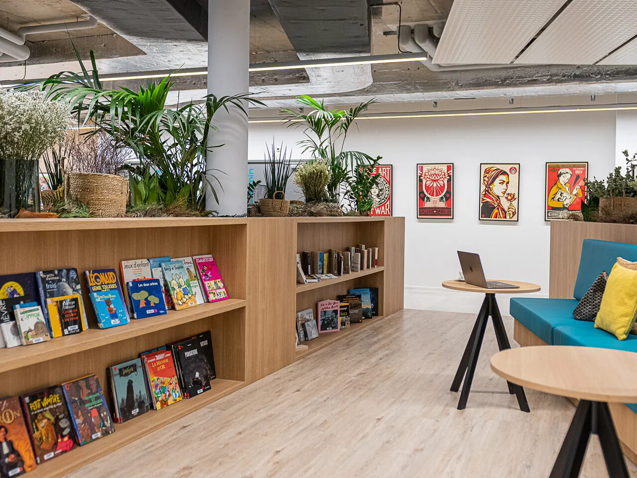 Der Coworking-Bereich zwischen Bibliothek und Sitzbänken