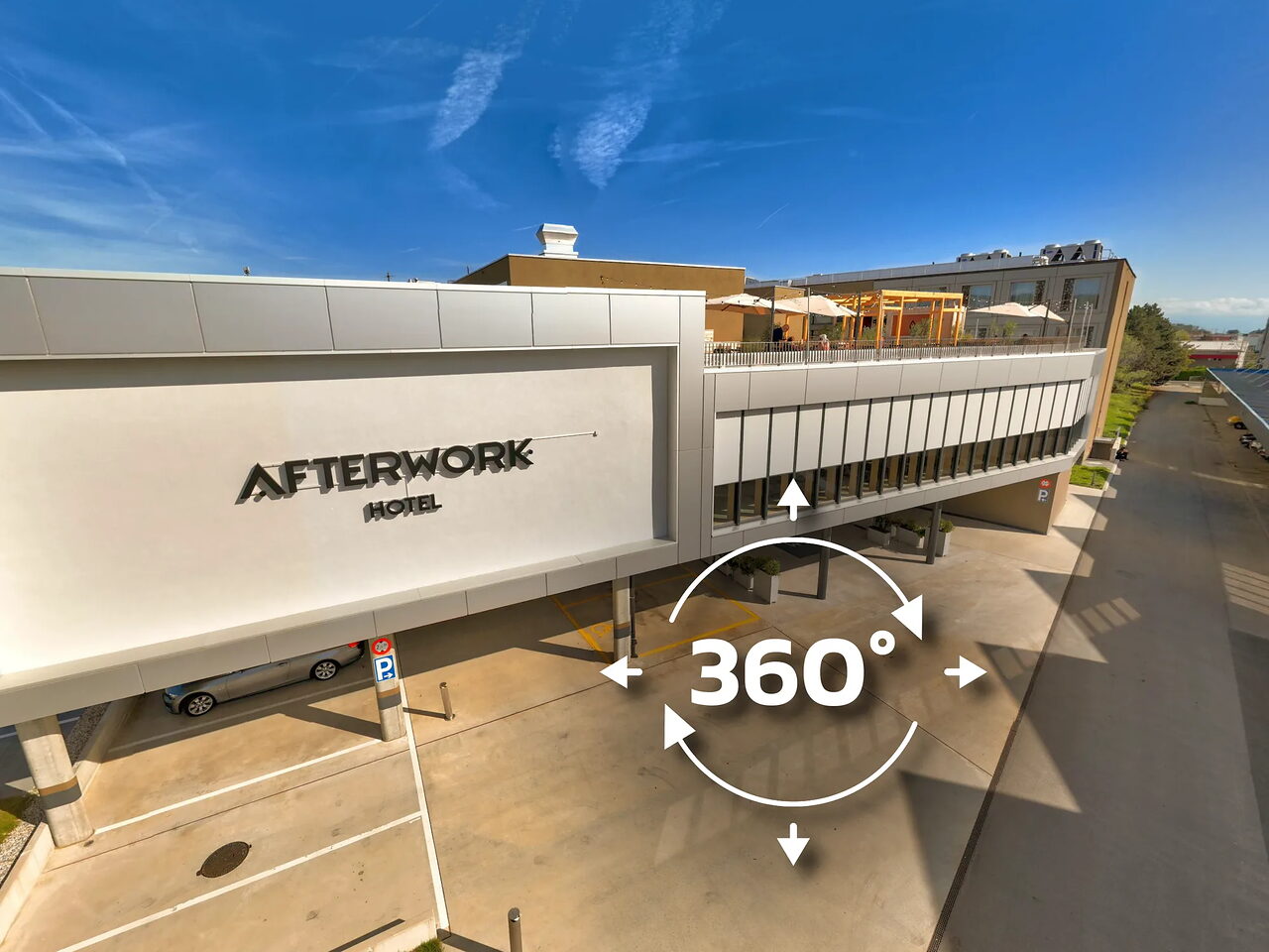L'entrée de l'AFTERWORK Hotel vue du ciel, son enseigne et le rooftop, marquées d'un repère 360°